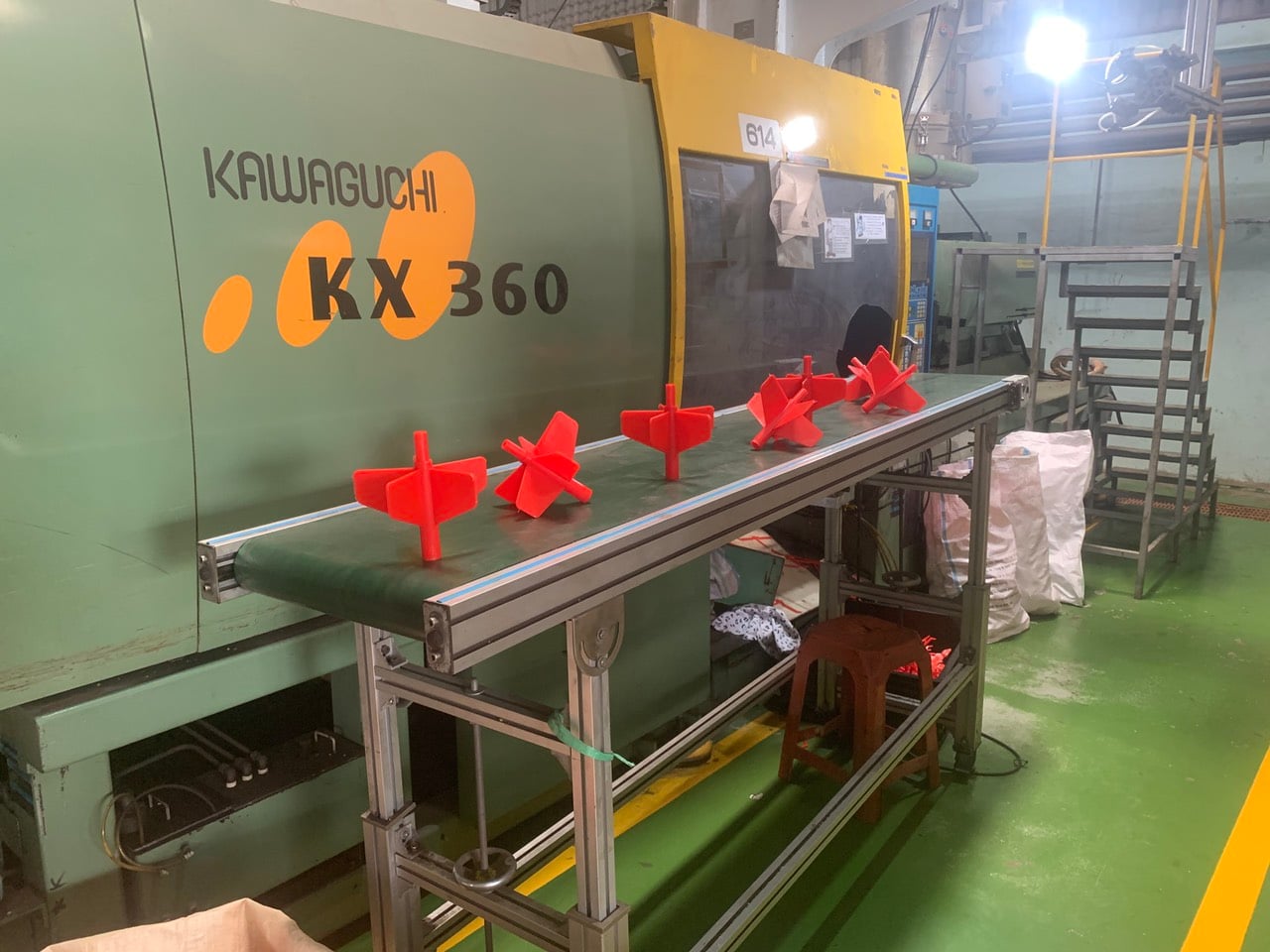 Plastic robotic injection molding machine 5.jpg